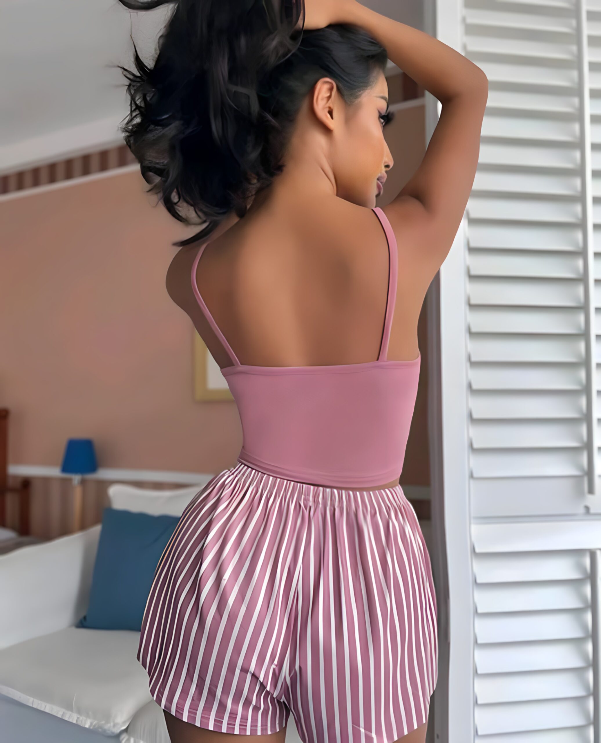 Kadın Pembe Çizgili Desenli Askılı Şortlu Pijama Takım – Yazlık Ev ve Uyku Giyim - Görsel 3